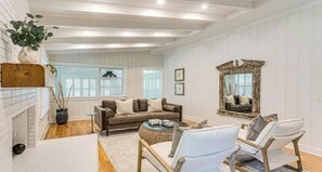 Smart TV, books - A Little Gem - Ocean Views with Private Elevator (Jekyll Island)
