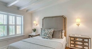 3 habitaciones, tabla de planchar con plancha y cuna de viaje