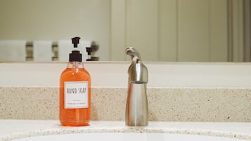 Hårtork och handdukar