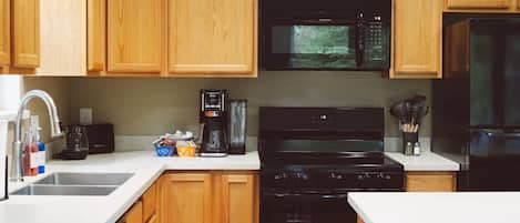 Réfrigérateur, four à micro-ondes, un four, surface de cuisson