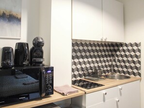 Fridge, microwave, oven, coffee/tea maker