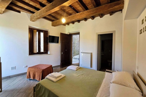 Habitación triple, vista a la montaña | Escritorio y wifi gratis