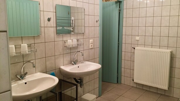 Dusj, hårføner, håndklær og toalettpapir