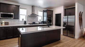 Mikroaaltouuni, uuni, liesi, astianpesukone