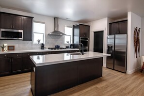 Een microgolfoven, een oven, een kookplaat, een vaatwasser