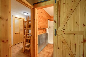 Interior - Sheets Retreat | Hocking Hills (New Plymouth)