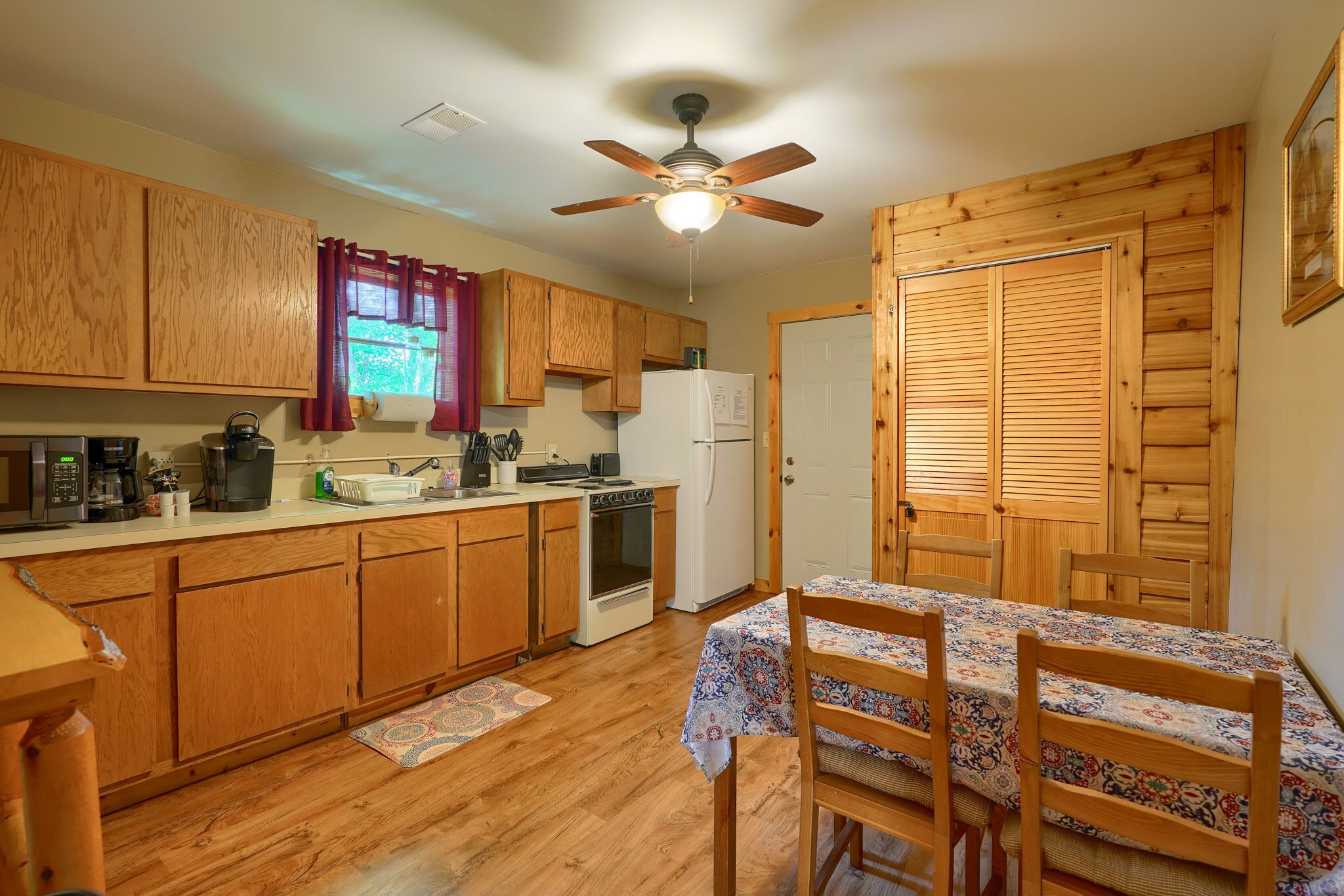 Coffee/tea maker, fridge, microwave, oven