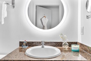 Dusche, Haartrockner, Shampoo