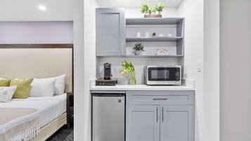 Iron/ironing board, travel crib, WiFi, bed sheets