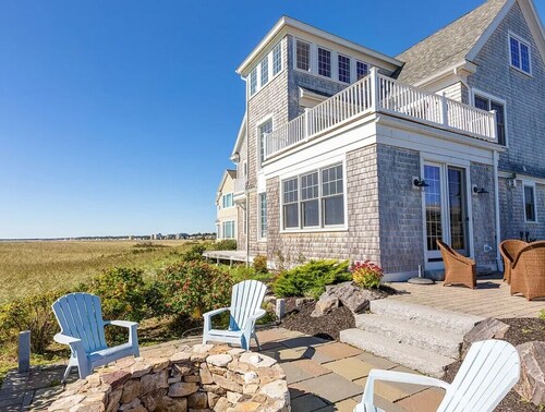 Luxury 5BR/5 ensuite baths • Oceanfront retreat directly on the beach !