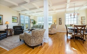 Smart TV, chimenea y libros 