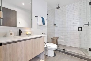 Douche, sèche-cheveux, serviettes fournies, shampoing