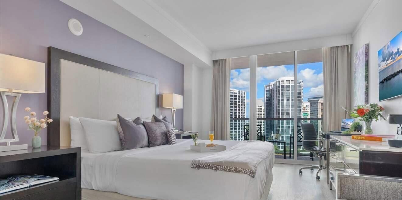 Tabla de planchar con plancha, cuna de viaje, wifi y ropa de cama