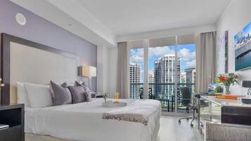 Tabla de planchar con plancha, cuna de viaje, wifi y ropa de cama