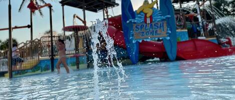 Una piscina cubierta, una piscina al aire libre