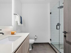 Douche, sèche-cheveux, serviettes fournies
