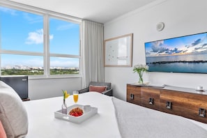 2 bedrooms, iron/ironing board, travel cot, WiFi - Contemporary Grove Residence, Bay Views (Miami)