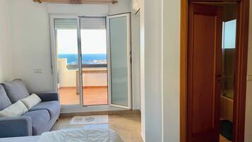 Apartment, 3 Bedrooms, Smoking | 3 bedrooms
