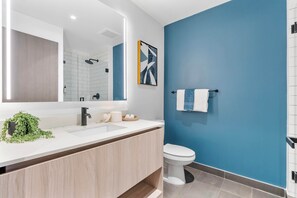 Shower, hair dryer, towels, shampoo - Stunning Renovated Studio - Miami Bay & City Views (Miami)