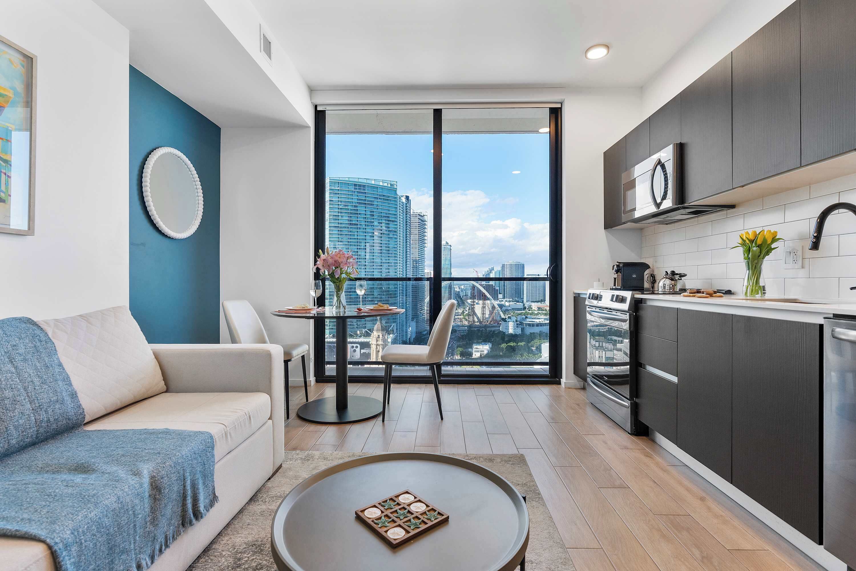 Een televisie en een kantoor