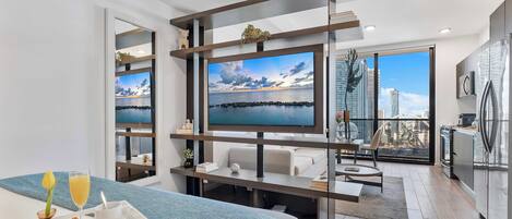 1 dormitorio, tabla de planchar con plancha, wifi y ropa de cama