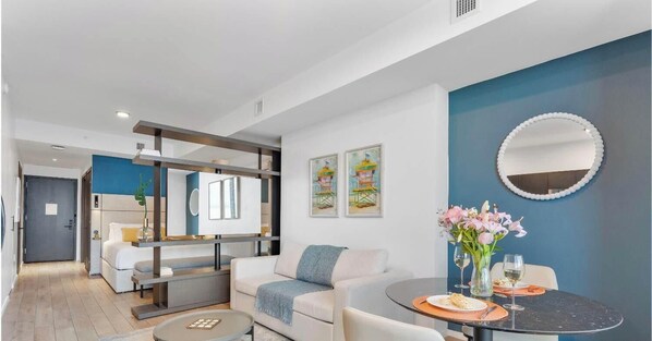 Dining - Stunning Renovated Studio - Miami Bay & City Views (Miami)