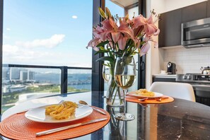 Dining - Stunning Renovated Studio - Miami Bay & City Views (Miami)