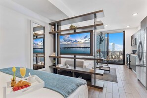 1 bedroom, iron/ironing board, WiFi, bed sheets - Stunning Renovated Studio - Miami Bay & City Views (Miami)