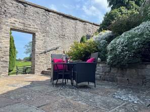 Outdoor dining - Poppy's Footprint (Leyburn)