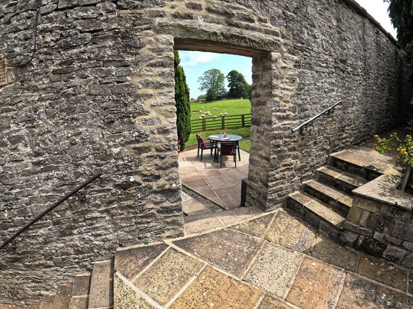 Outdoor dining - Poppy's Footprint (Leyburn)