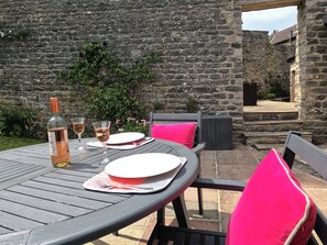 Outdoor dining - Poppy's Footprint (Leyburn)