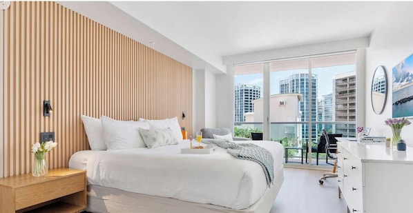 Iron/ironing board, travel cot, WiFi, bed sheets - Stylish Coconut Grove Suite with Bay Views (Miami)