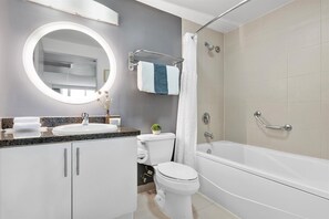 Douche, séchoir à cheveux, serviettes fournies, shampooing