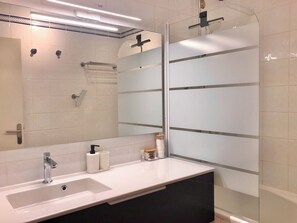 Douche, sèche-cheveux, serviettes fournies, savon