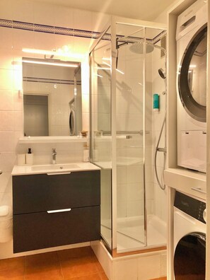 Ducha, secador de pelo, toallas, jabón