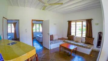 Luksus-feriehus - udsigt til pool | Pengeskab på værelset, strygejern/strygebræt, gratis Wi-Fi