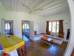 Caja de seguridad en la habitación y tabla de planchar con plancha 