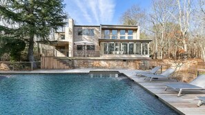 Lämmitetty uima-allas