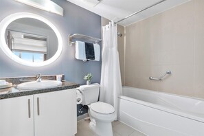 Dusj, hårføner og håndklær