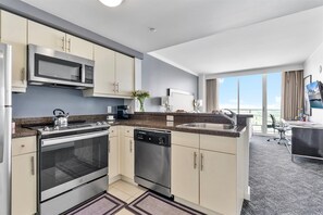 Réfrigérateur, micro-ondes, four, plaque de cuisson