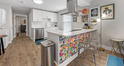 Optimist Abode 1: Chic Stay on Greenway, less than 7 min to NoDa-Midwood-Uptown
