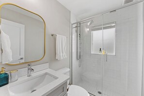 Dusche, Haartrockner, Handtücher, Seife