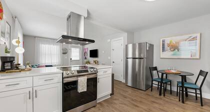 Optimist Abode 1: Chic Stay on Greenway, less than 7 min to NoDa-Midwood-Uptown