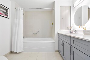 Dusche, Haartrockner, Shampoo