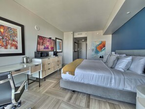 Tabla de planchar con plancha, cuna de viaje, wifi y ropa de cama 