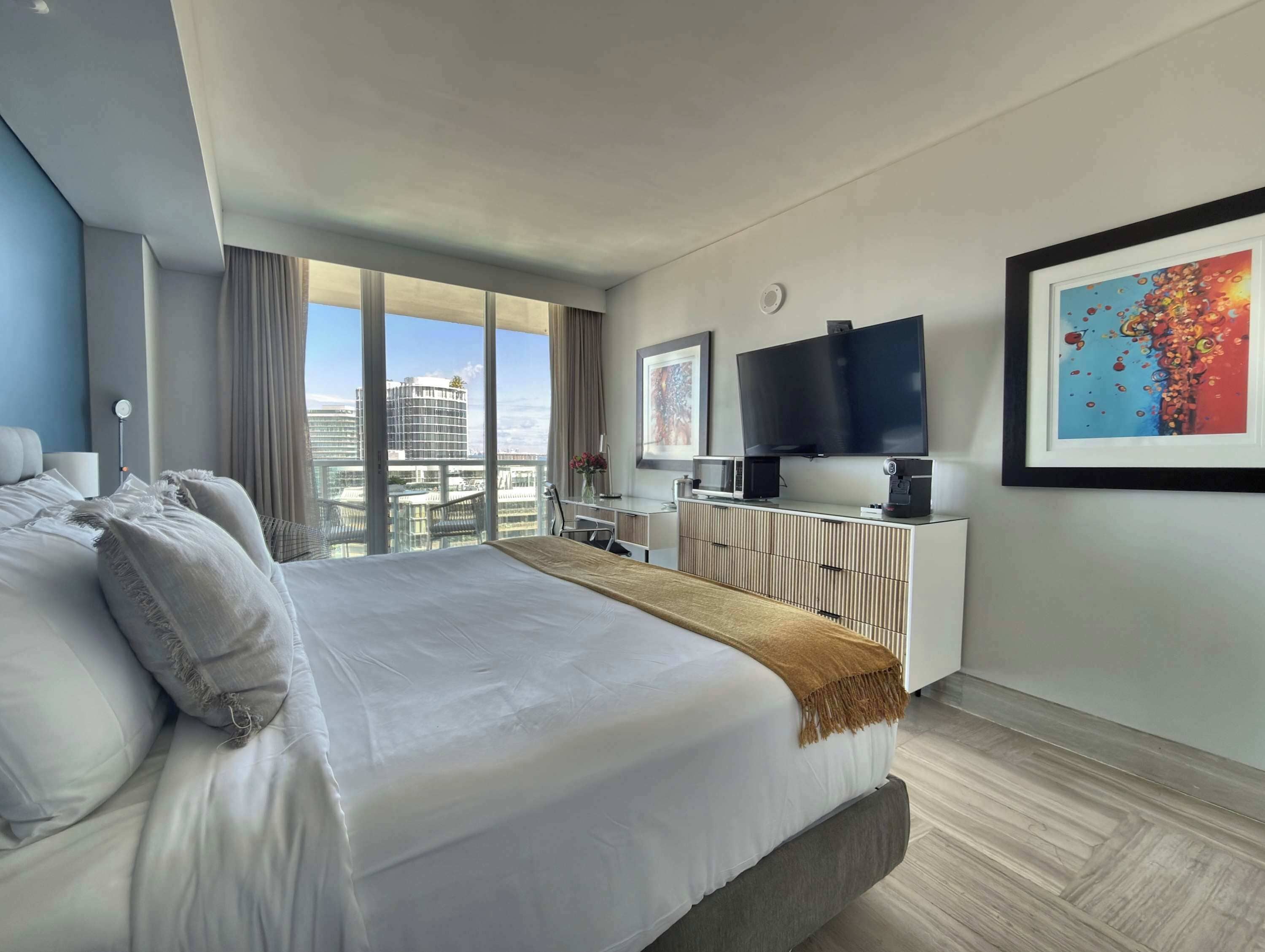 Fer et planche à repasser, lit parapluie, Wi-Fi, draps fournis