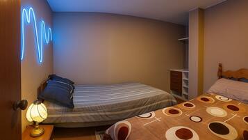 2 habitaciones, tabla de planchar con plancha, wifi y ropa de cama