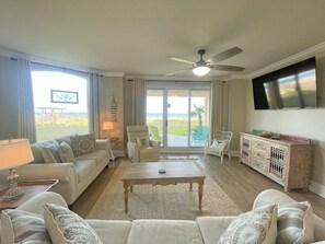 コンドミニアム ベッド (複数台) (Beach Colony Tower 1B) | リビング エリア | テレビ