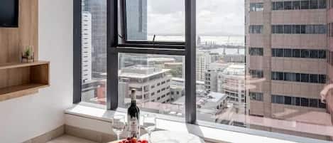 Deluxe Apartment, City View | Living area