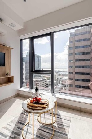 Deluxe Apartment, City View | Living area